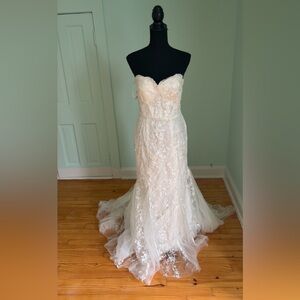 Elegant Cream Lace Wedding Dress